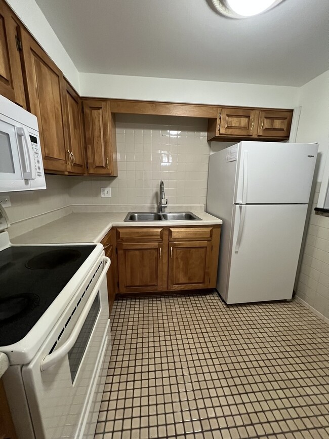 Building Photo - 2320 N Nordica Ave