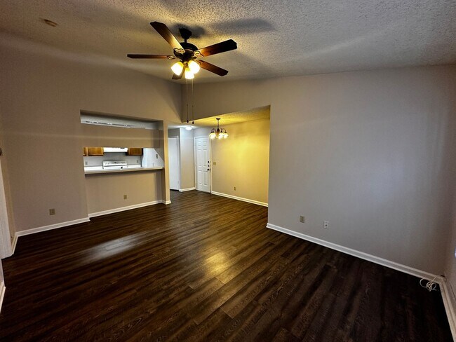Building Photo - 1 bed/1 bath, 3rd Floor Condo Overlooking ...