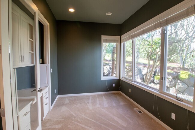 Building Photo - 4bd/4ba Bellevue Home