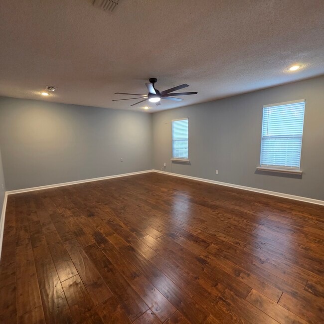 Building Photo - 105 Tall Pines Dr