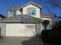 Building Photo - 3 Bedroom 2.5 Bath home Near Oakhurst