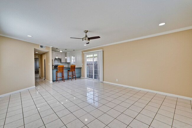 Building Photo - "Charming 2-Bedroom Retreat with 1100 Sq Ft of Comfort in Santa Clara!"