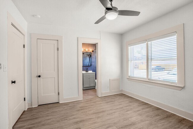 Building Photo - One Bedroom Boutique Apartment in the Plaza