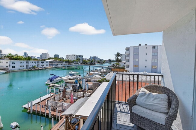 Building Photo - 8125 Crespi Blvd