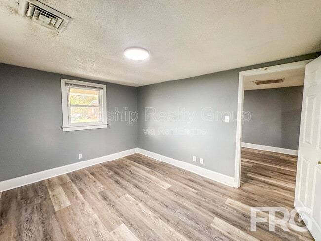 Building Photo - 600 Howell St