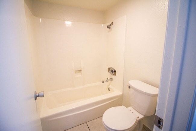 Building Photo - Gated Community 1 Bedroom — All Utilities Paid | First 4 Weeks Free