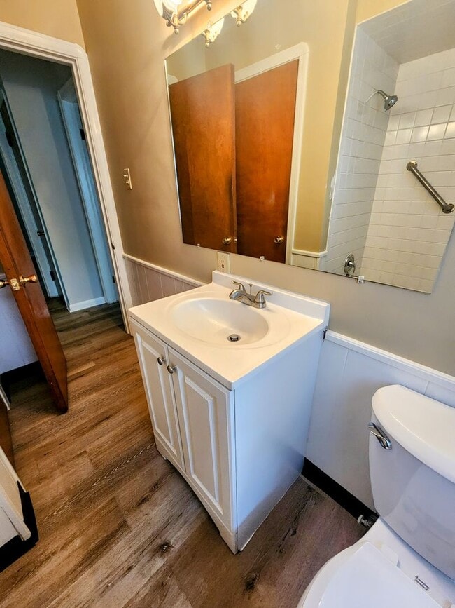 Building Photo - Charming 2-Bedroom Home in Fairview Park