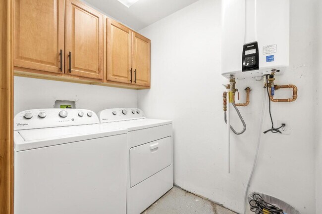 Building Photo - Hillside Hideaway in Historic Virginia Cit...