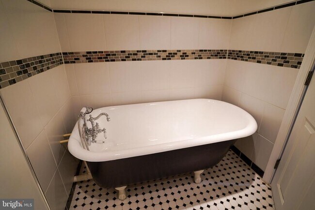 Building Photo - 713 S Linwood Ave