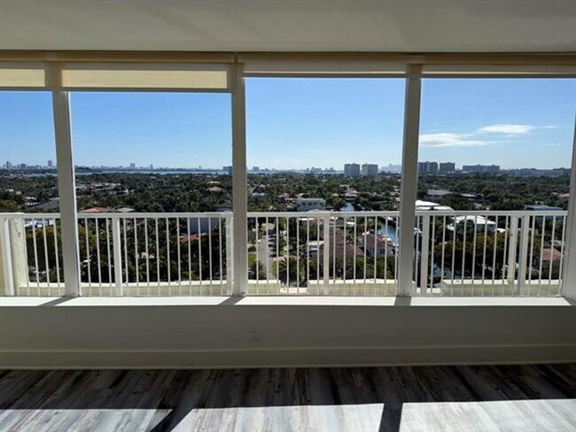 Building Photo - 2000 NE 135th St