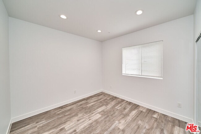 Building Photo - 603 1/2 W 41st St