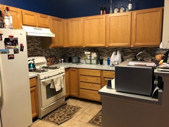 Building Photo - 3-bed 2.5-bath End-Unit Townhouse in desirable Piney Orchard Community