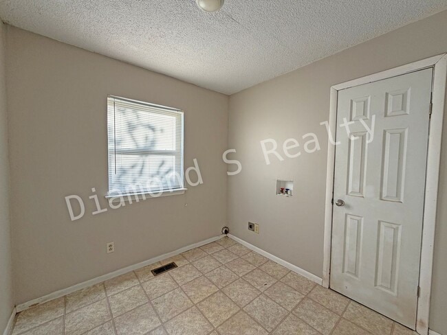 Building Photo - JUST REDUCED!  2 Bedroom House with Large ...