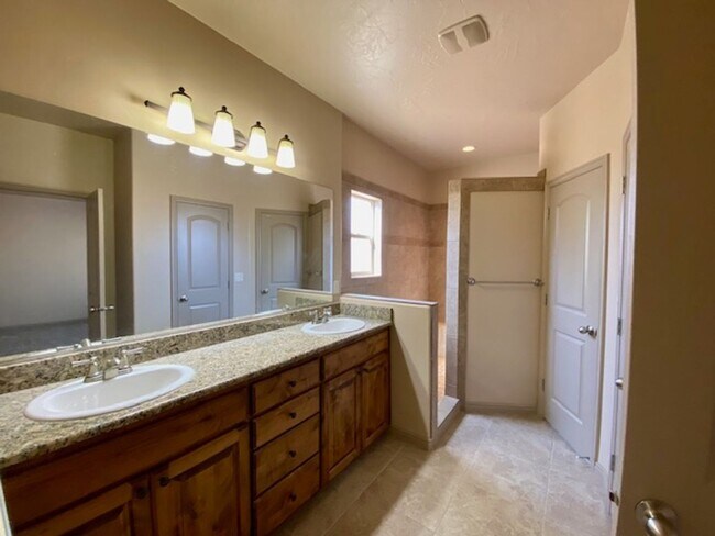 Building Photo - SPACIOUS HURRICANE HOME FOR RENT