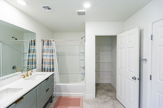 Building Photo - Beautiful 2-story home in a gated community