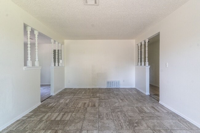 Building Photo - Cute 5 Bedroom House!