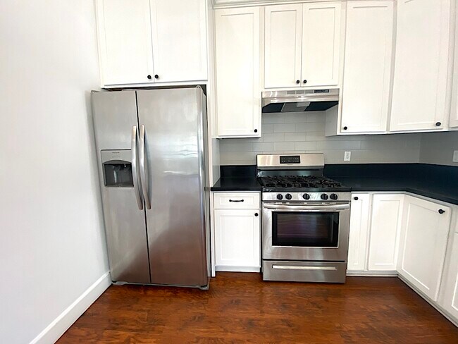 Building Photo - 4861 Mascot St