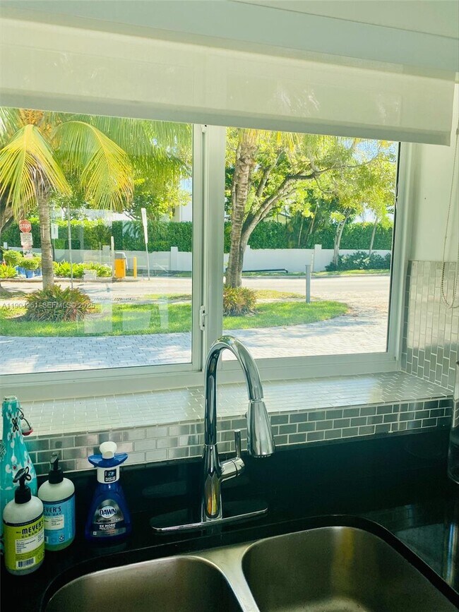 Building Photo - 12388 N Bayshore Dr