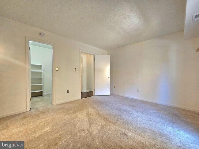 Building Photo - 7660 Willow Point Dr