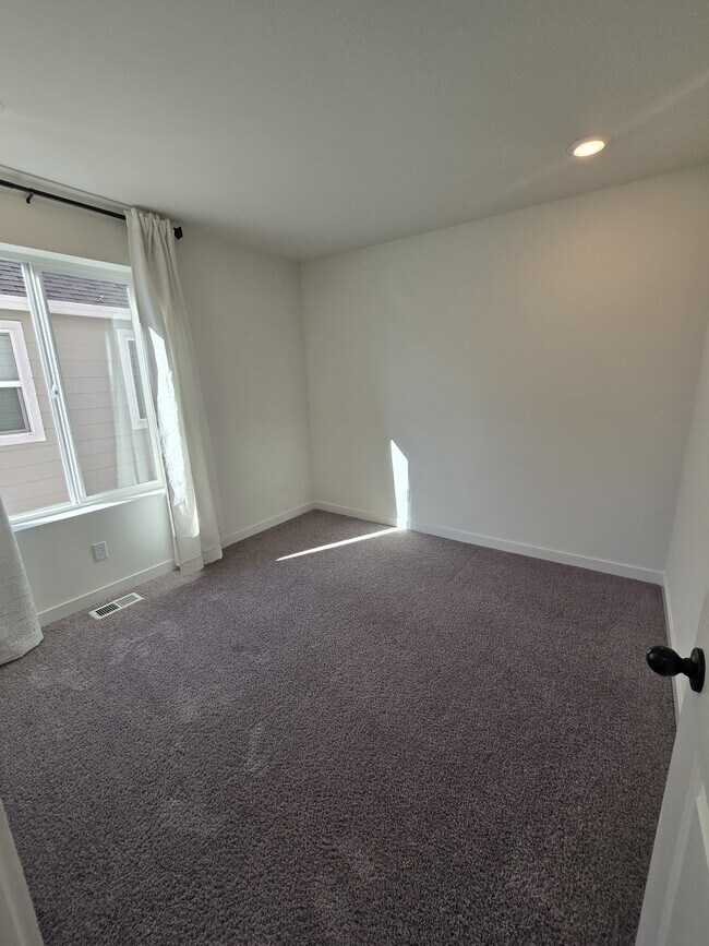 Building Photo - 903 Vine Maple Dr SE