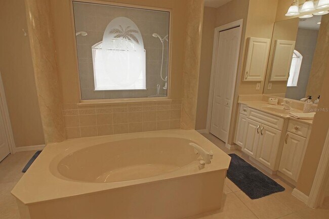 Building Photo - 811 Rotonda Cir