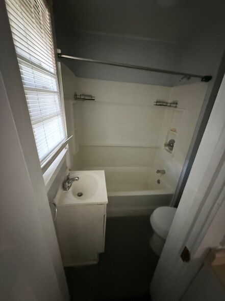 Building Photo - 3 Kenyon Ct