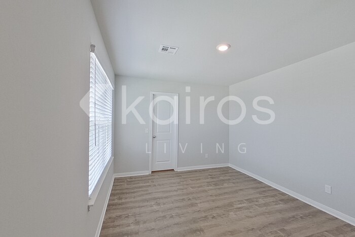 Building Photo - 712 St James Pl