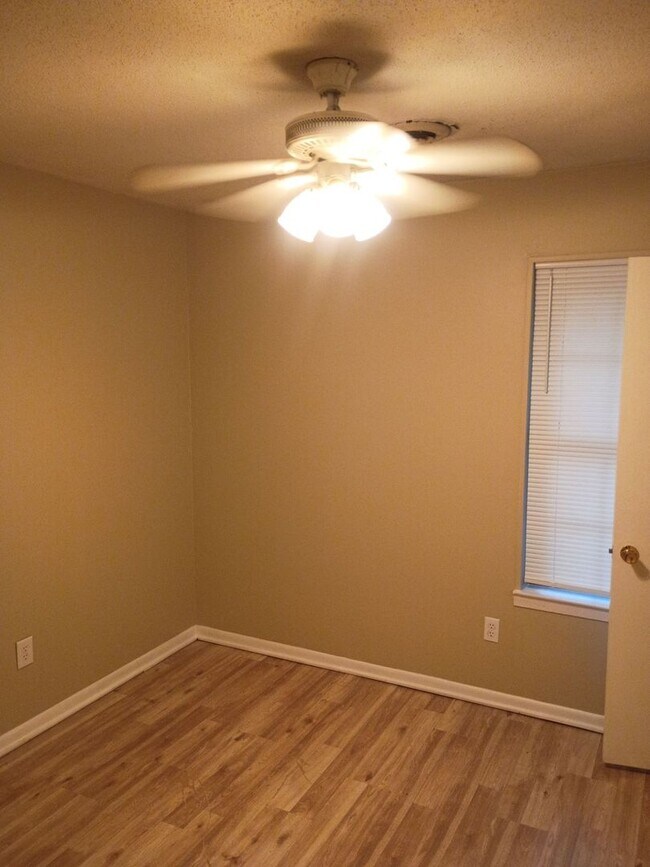 Building Photo - MOVE-IN SPECIAL 1/2 OFF 1ST MONTH'S RENT!!