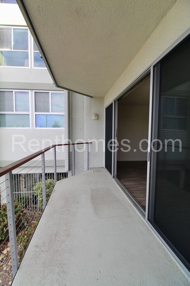 Building Photo - La Jolla, 5383 Chelsea St #104, Beautiful Ocean Views, Controlled Access Building and Parking!