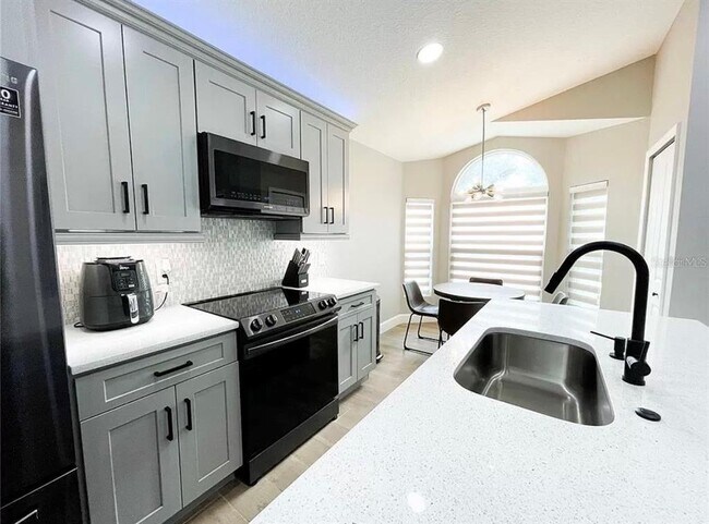 Building Photo - 18505 3rd Ave