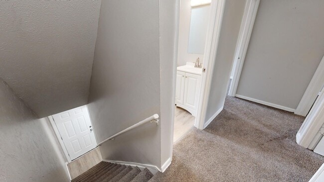 Building Photo - 3 Bedroom/1 bathroom renovated townhouse.
