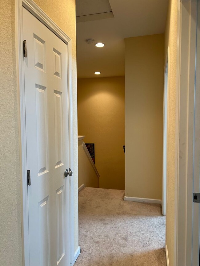 Building Photo - Three Bedroom Home in Orangevale - View Le...