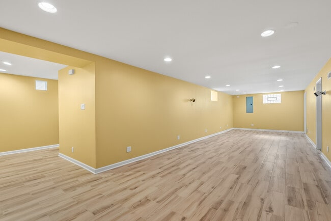 Building Photo - 1500 Mandel Ave
