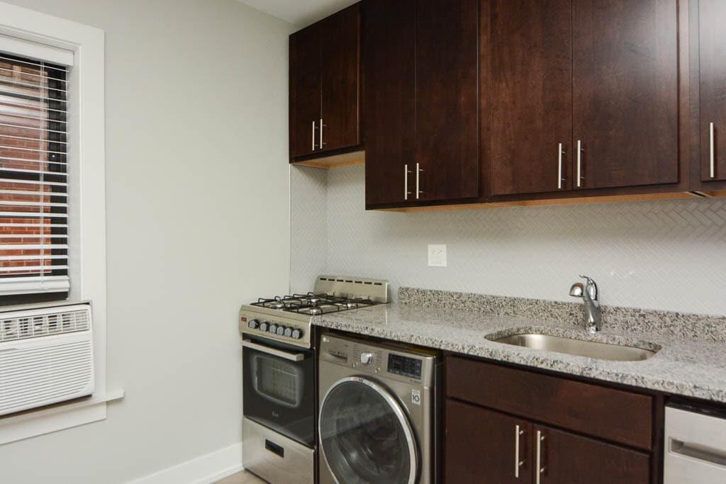 Building Photo - 533 W Belden Ave