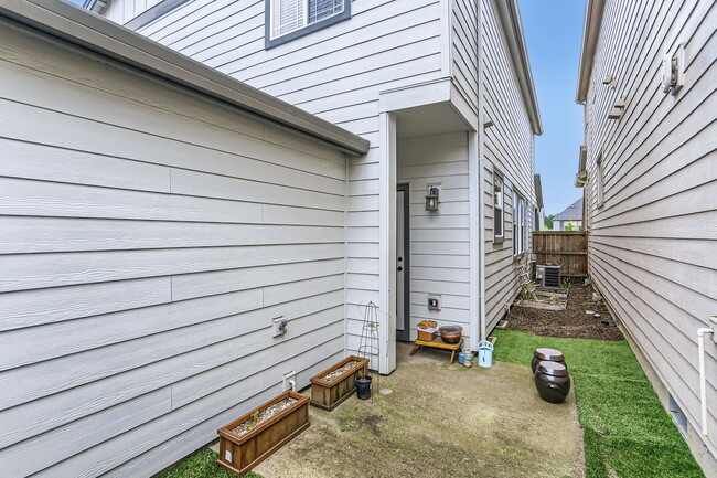 Building Photo - 12967 SW River Terrace Blvd