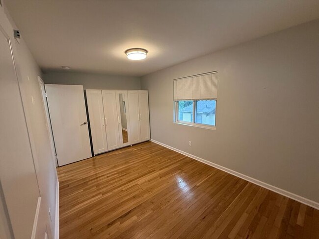 Building Photo - 5425 Stewart Ave