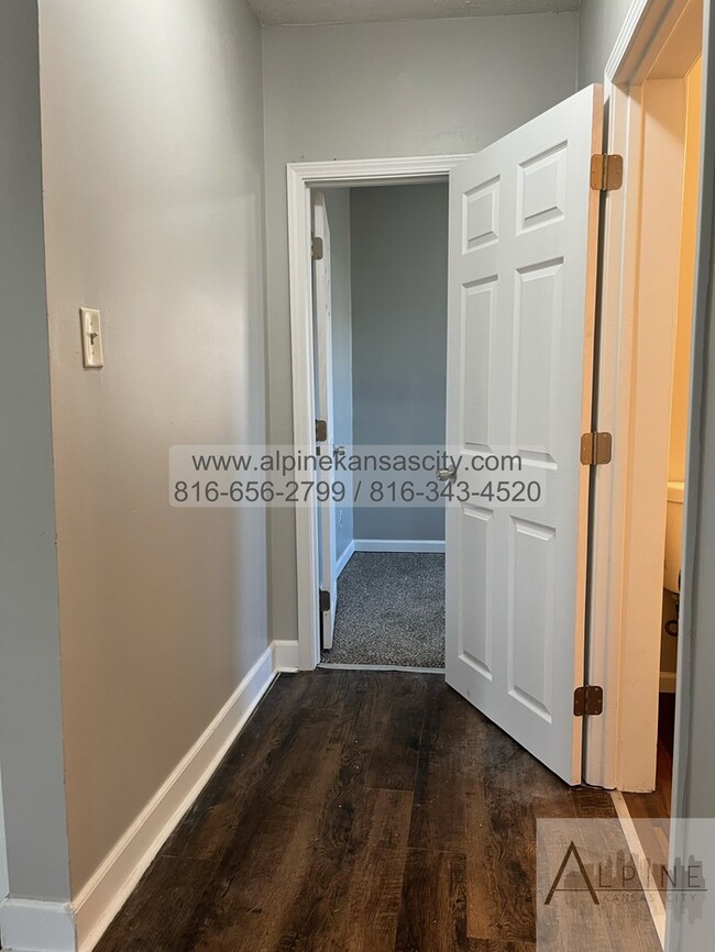Building Photo - Spacious Upstairs Loft!