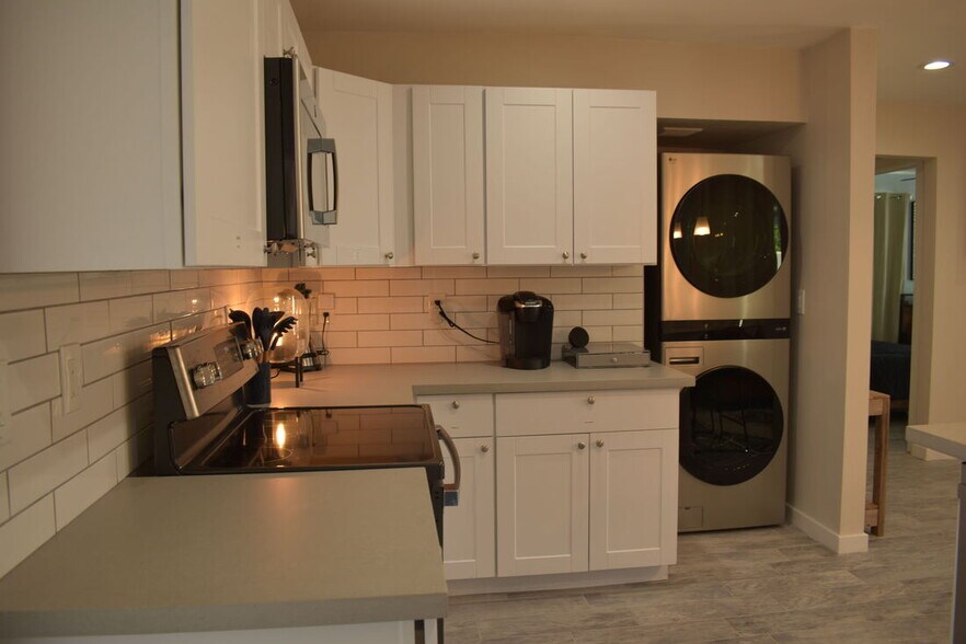 Building Photo - 934 E Amelia Ave