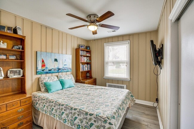 Building Photo - 200 N Essex Ave