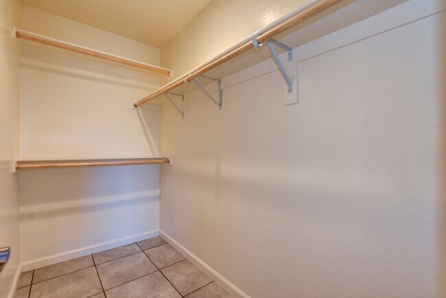 Building Photo - 3330 N Navajo Dr