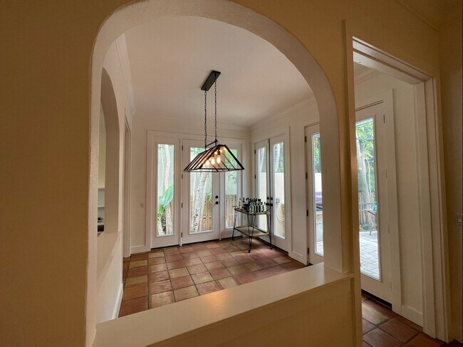 Building Photo - Davis Islands Spanish Med 3 Bed 2.5 Bath 1 car garage with Spool