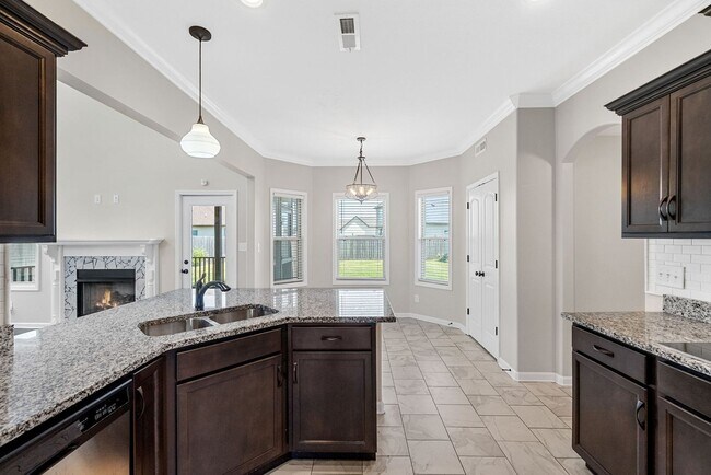 Building Photo - Pet Friendly Four Bedroom!