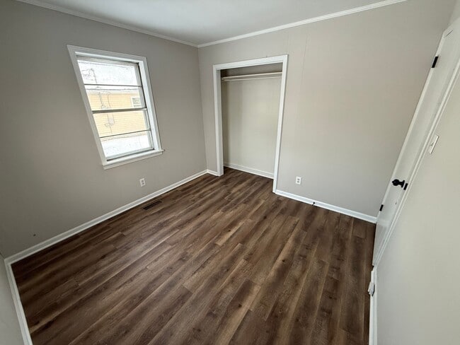 Building Photo - 210 Laurison St