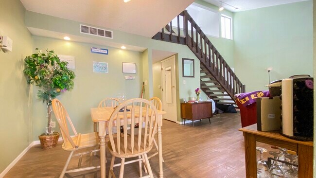 Building Photo - 2105 Melrose Dr