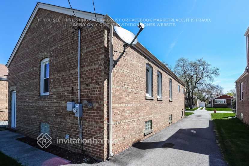 Building Photo - 9024 S Albany Ave