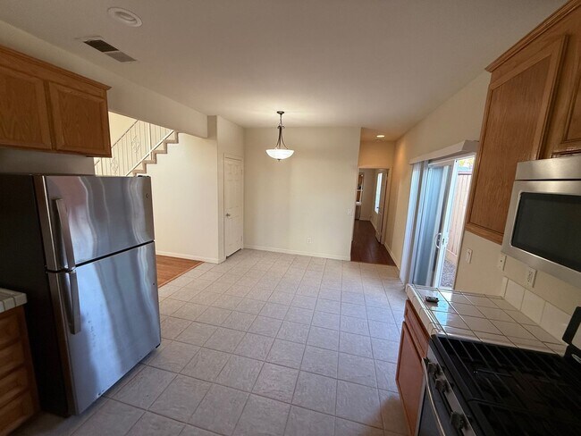 Building Photo - Large 4 Bedroom 3 Bath House w/ 2 car garage