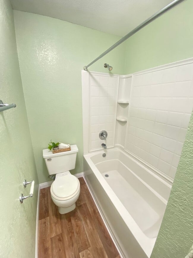 Building Photo - Top Floor Large, Bright & Spacious Two Bedroom Condo W/ Parking & Laundry!