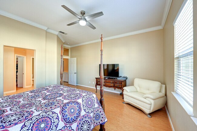 Building Photo - OPEN FLOOR PLAN WITH SIDEYARD PARKING AND ...