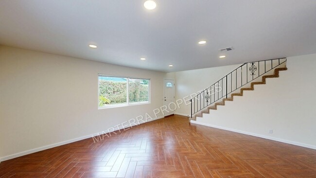 Building Photo - Charming 3-Bedroom, 2.5-Bathroom Home in D...