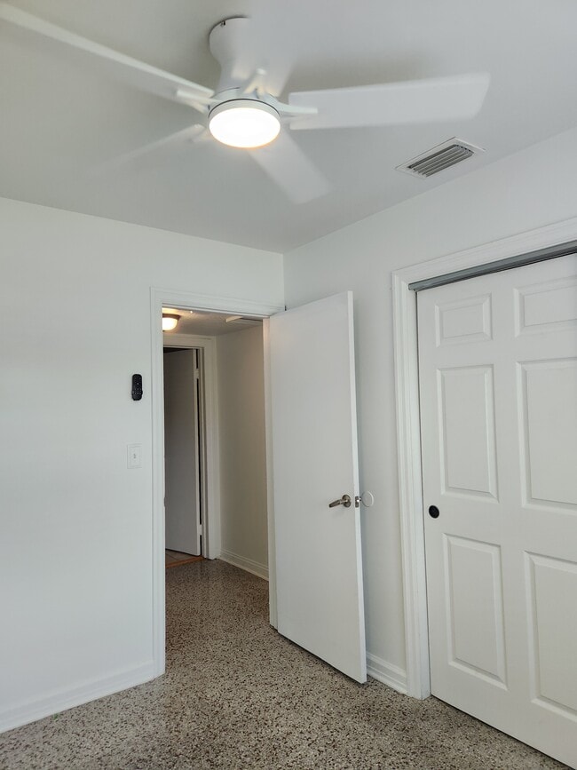 Primary Photo - 1005 N Bracewell Dr